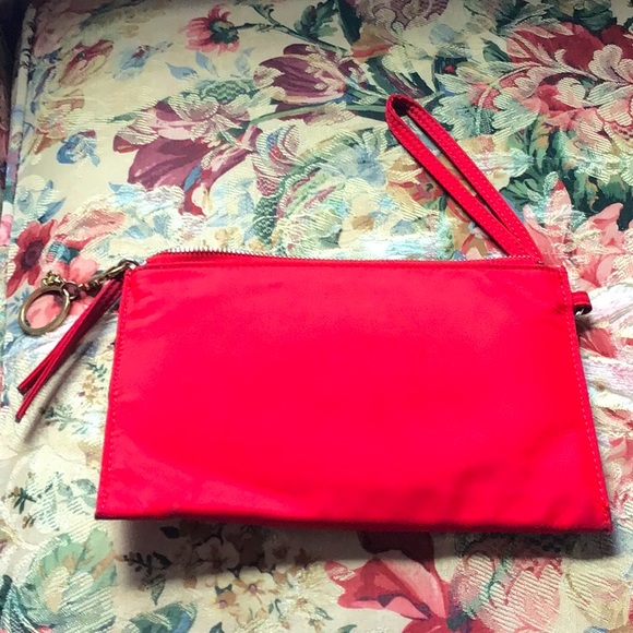 Still in stock!! - Zipper wristlet clutch! By GUESS? 😍🎸🔻 - Picture 4 of 5